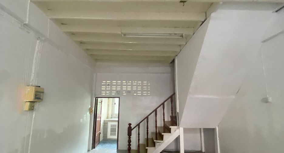 出租 2 卧室 联排别墅 在 Bang Rak, 曼谷