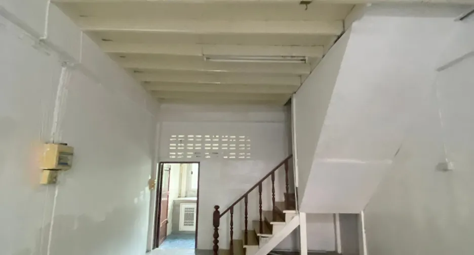 For rent 2 bedrooms townhouse in Bang Rak, Bangkok