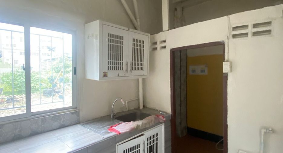 出租 2 卧室 联排别墅 在 Bang Rak, 曼谷