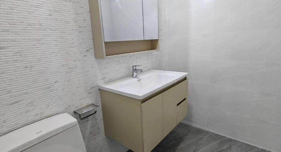 For rent 4 bedrooms townhouse in Bang Na, Bangkok