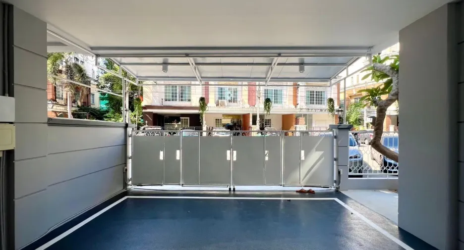 For rent 4 bedrooms townhouse in Bang Na, Bangkok