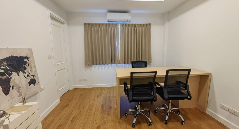 For rent 4 bedrooms townhouse in Bang Na, Bangkok