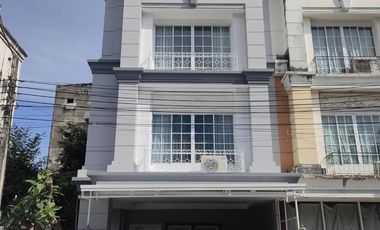For rent 4 ベッドルーム townhouse in Bang Na, Bangkok