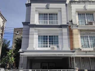 For rent 4 bedrooms townhouse in Bang Na, Bangkok