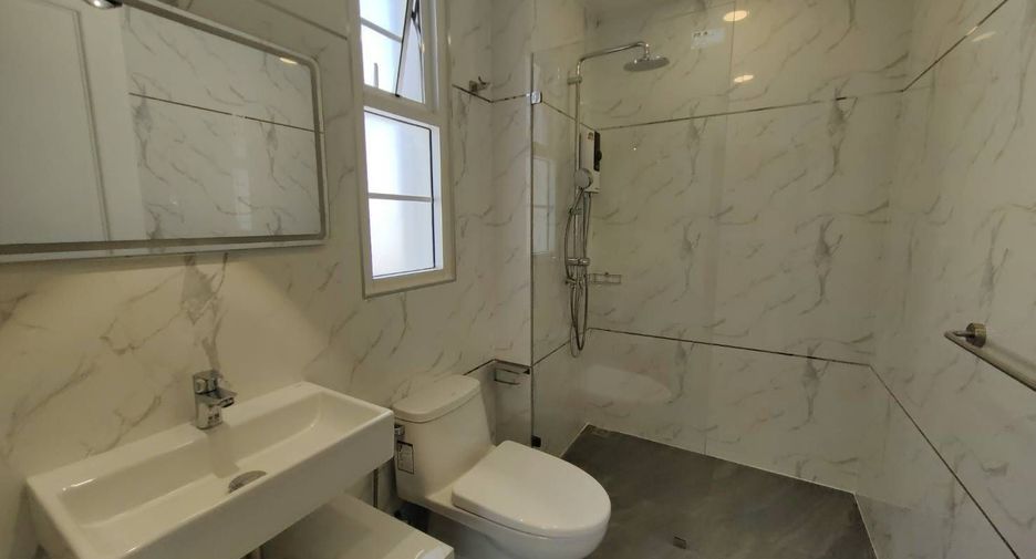 For rent 4 bedrooms townhouse in Bang Na, Bangkok