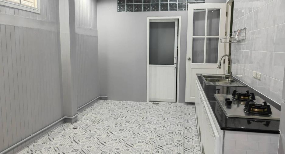 For rent 4 bedrooms townhouse in Bang Na, Bangkok