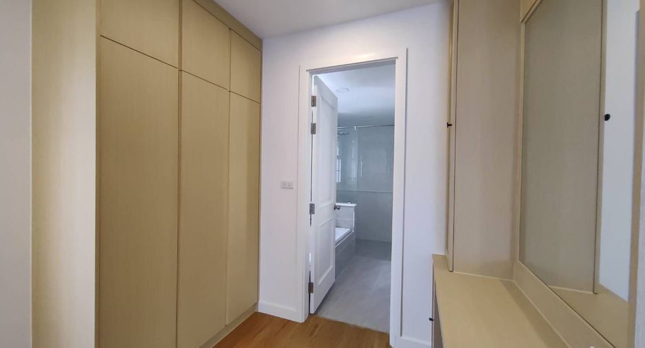 For rent 4 bedrooms townhouse in Bang Na, Bangkok