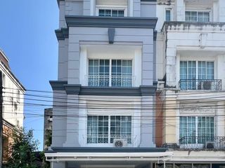 For rent 4 bedrooms townhouse in Bang Na, Bangkok