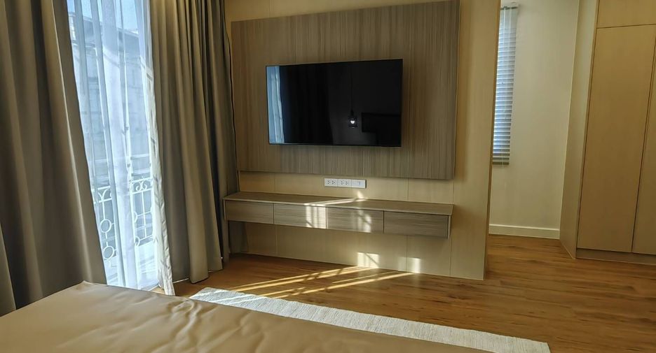 For rent 4 bedrooms townhouse in Bang Na, Bangkok