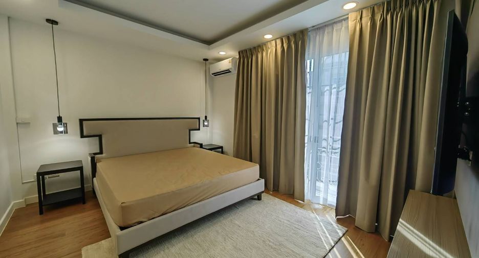 For rent 4 bedrooms townhouse in Bang Na, Bangkok