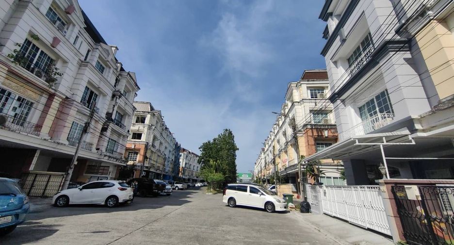 For rent 4 bedrooms townhouse in Bang Na, Bangkok