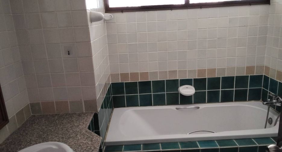 For rent 3 bedrooms condo in Khlong Toei, Bangkok