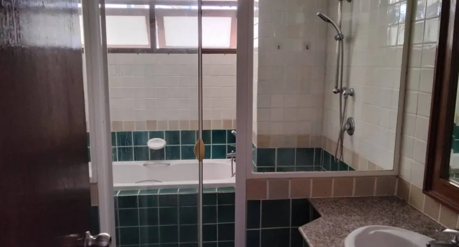 Condo en alquiler de 3 habitaciones en Khlong Toei, Bangkok