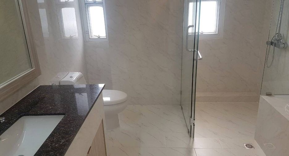 For rent 4 bedrooms condo in Khlong Toei, Bangkok
