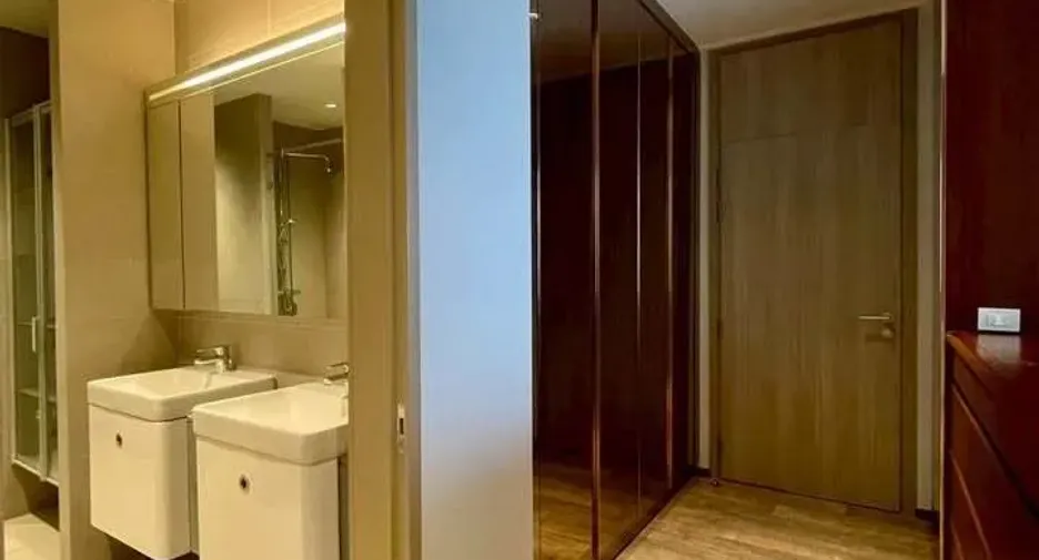 For rent 3 bedrooms condo in Pathum Wan, Bangkok