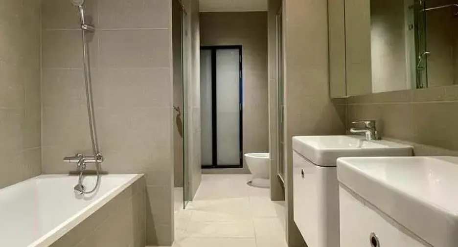 For rent 3 bedrooms condo in Pathum Wan, Bangkok