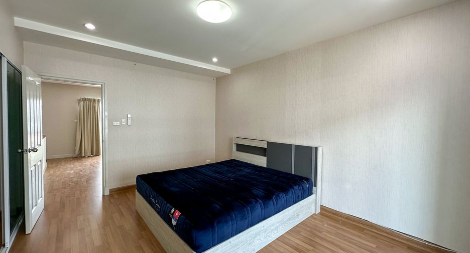 For rent 3 bedrooms townhouse in Lak Si, Bangkok