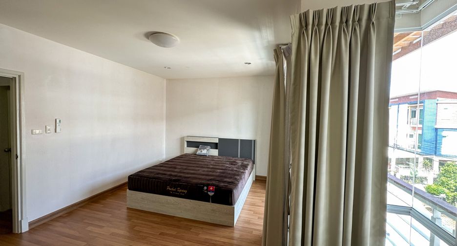 Casa adosada en alquiler de 3 habitaciones en Lak Si, Bangkok
