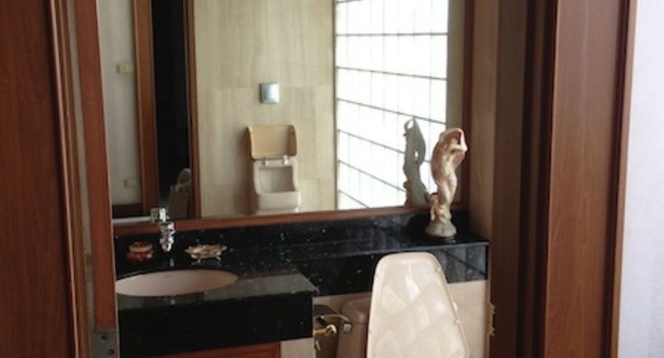 For rent 5 bedrooms house in Watthana, Bangkok