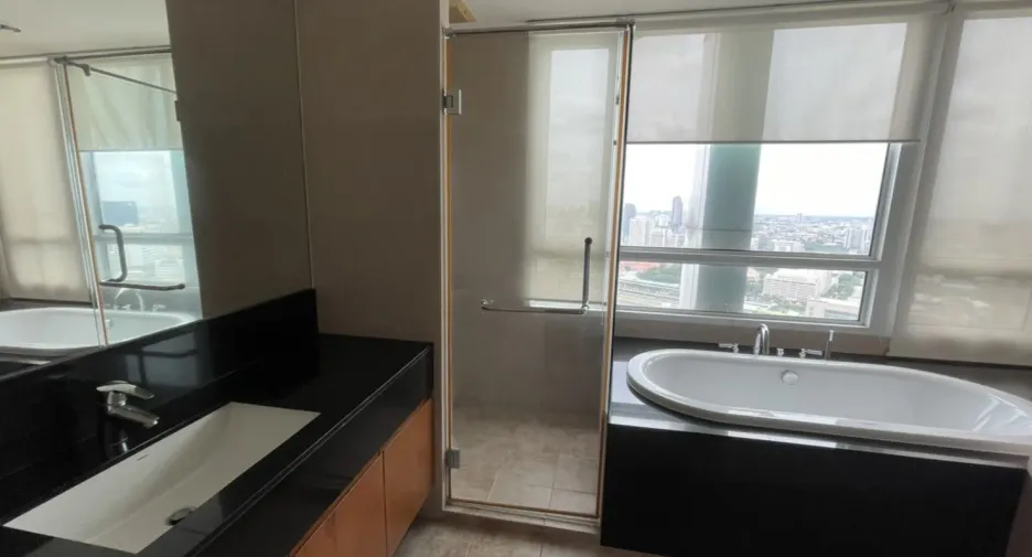 Wohnung zur Miete mit 4 Zimmer in Pathum Wan, Bangkok