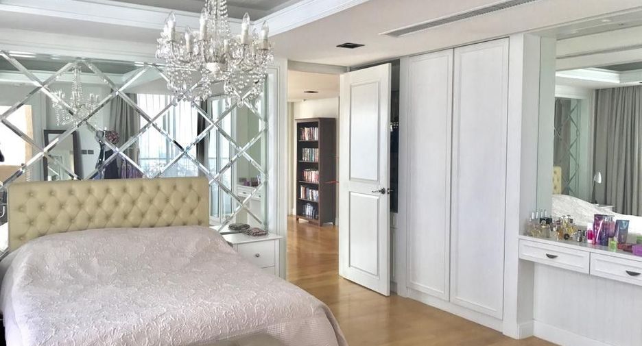 For rent 3 bedrooms condo in Watthana, Bangkok