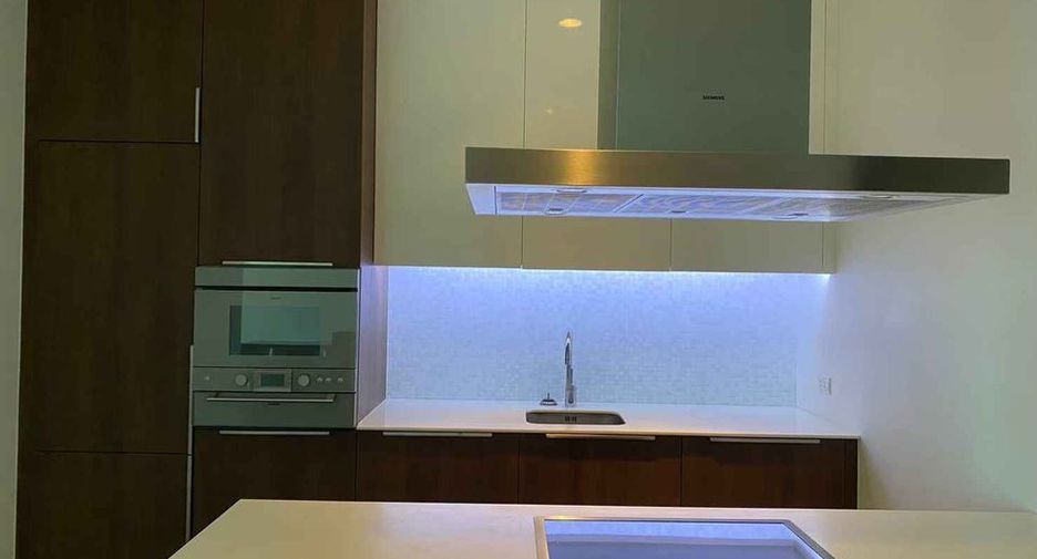 For rent 2 bedrooms condo in Pathum Wan, Bangkok