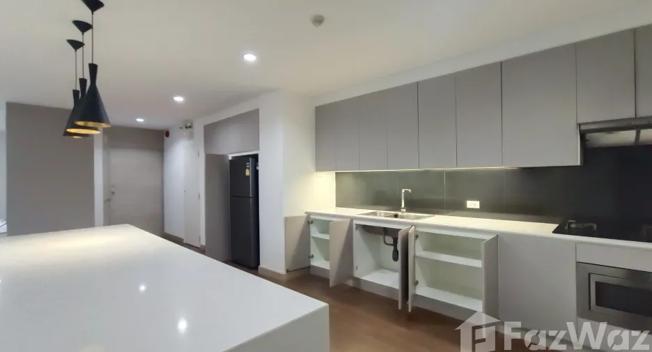 For rent 3 bedrooms apartment in Watthana, Bangkok