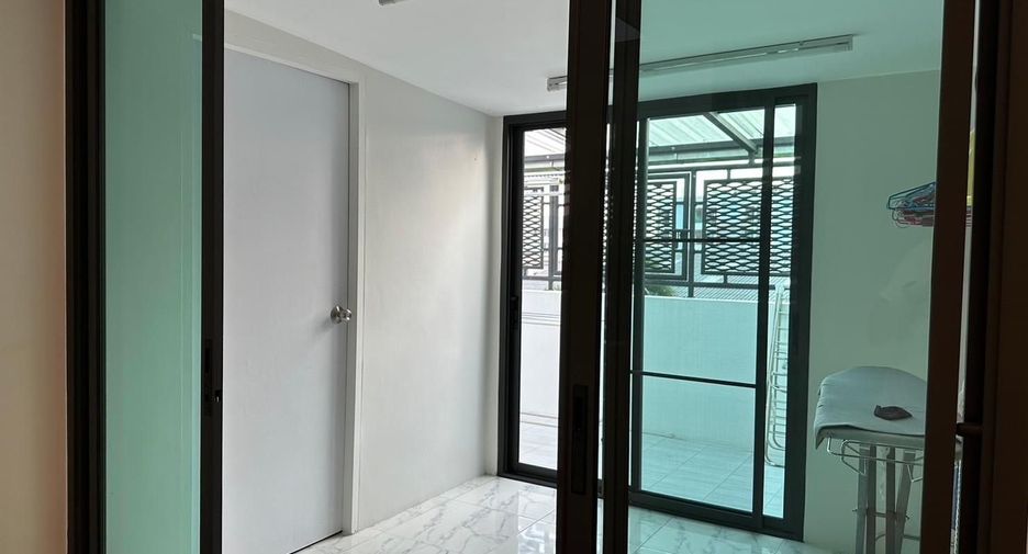 For rent 2 bedrooms townhouse in Yan Nawa, Bangkok