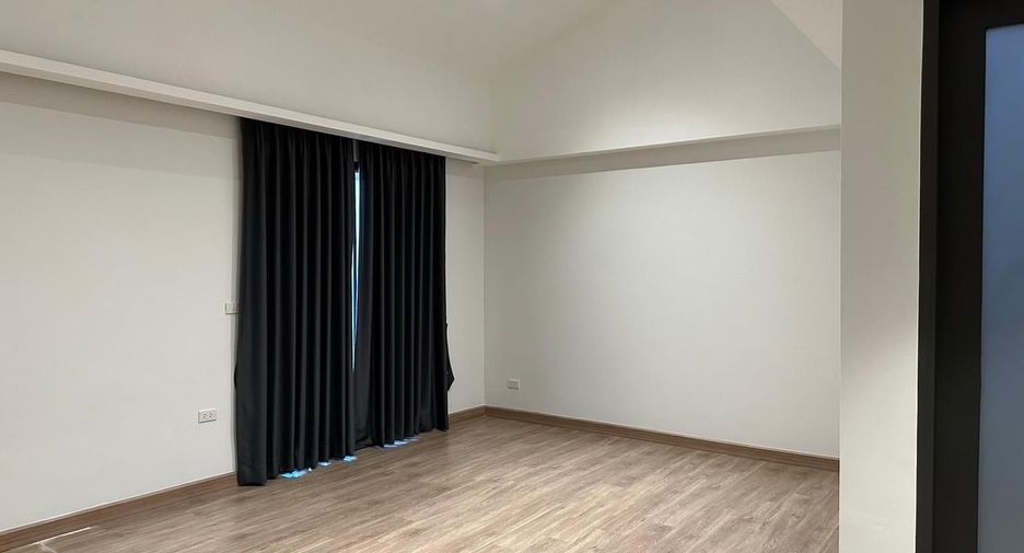 For rent 2 bedrooms townhouse in Yan Nawa, Bangkok