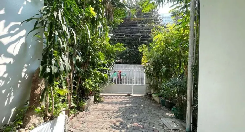 For rent 4 ベッドルーム townhouse in Watthana, Bangkok
