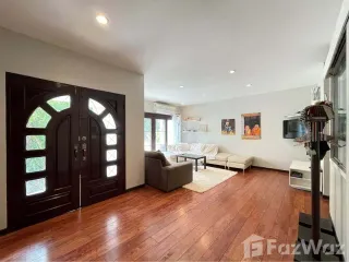 Casa adosada en alquiler de 4 habitaciones en Watthana, Bangkok
