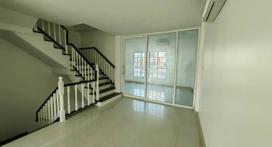 For rent 4 bedrooms office in Bang Na, Bangkok