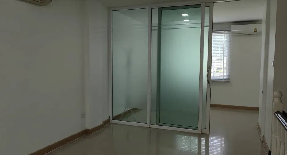 For rent 4 bedrooms office in Bang Na, Bangkok