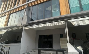 Casa adosada en alquiler de 4 habitaciones en Prawet, Bangkok