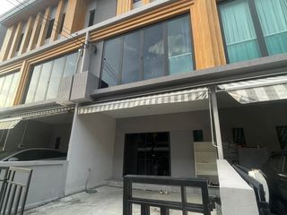 出租 4 卧室 联排别墅 在 Prawet, 曼谷