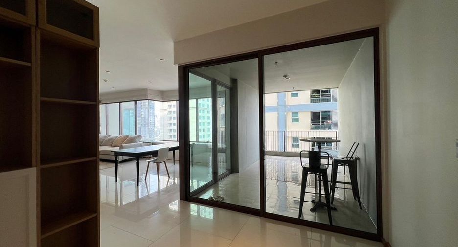 For rent 3 bedrooms condo in Khlong Toei, Bangkok