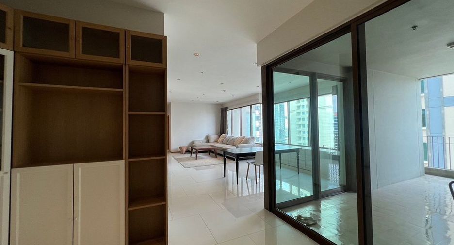 For rent 3 bedrooms condo in Khlong Toei, Bangkok