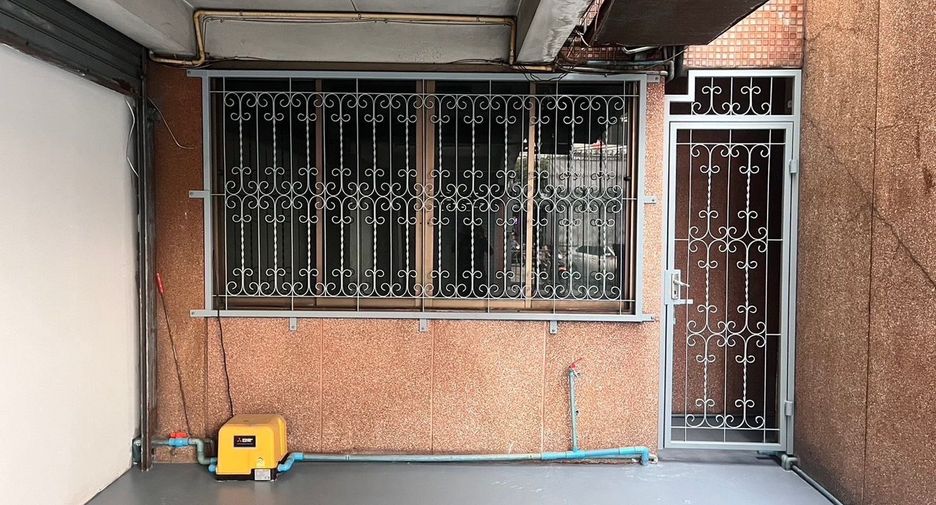 For rent 3 bedrooms retail Space in Sathon, Bangkok