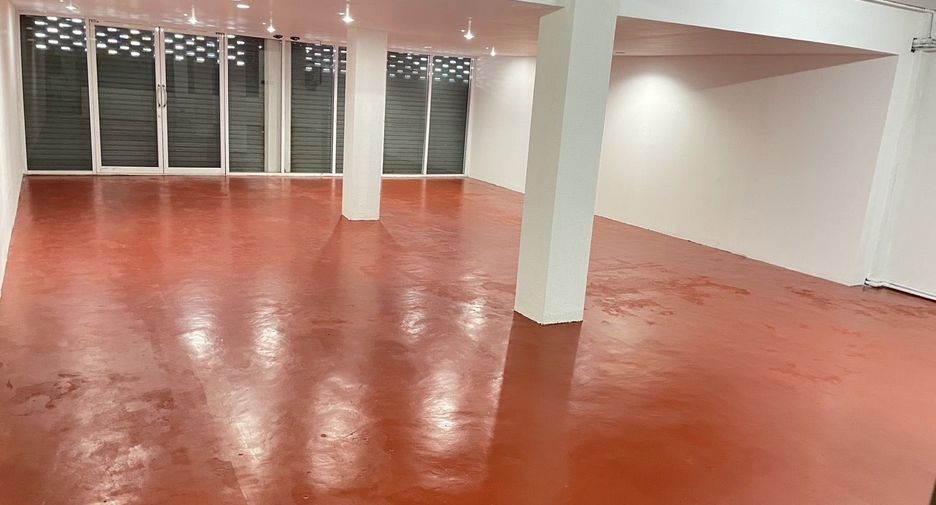 For rent 3 bedrooms retail Space in Sathon, Bangkok