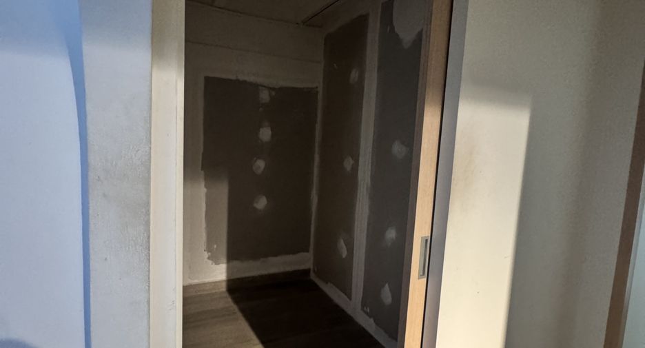 For rent 2 bedrooms retail Space in Khlong Toei, Bangkok