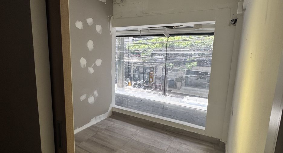 For rent 2 bedrooms retail Space in Khlong Toei, Bangkok