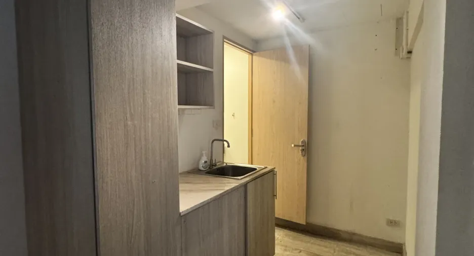 For rent 2 bedrooms retail Space in Khlong Toei, Bangkok
