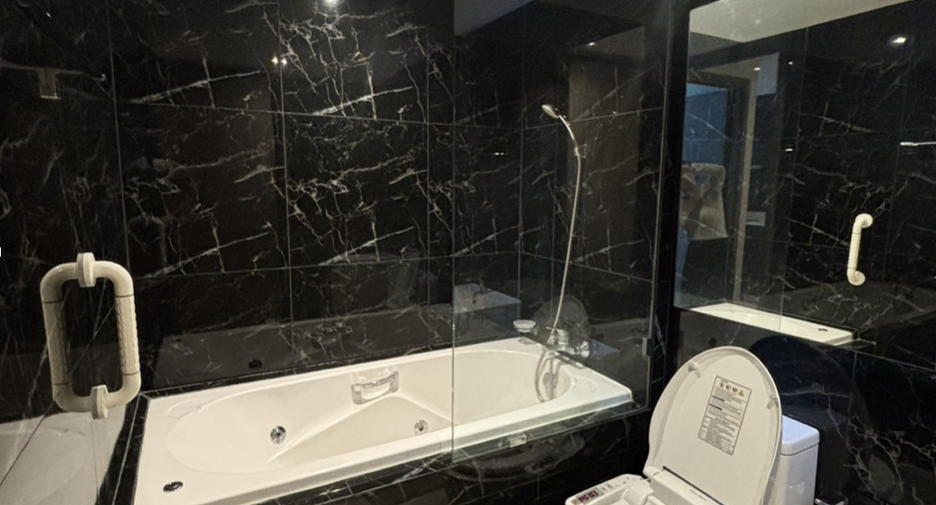 For rent 2 bedrooms condo in Bang Rak, Bangkok