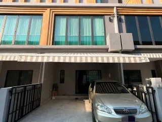 出租 4 卧室 联排别墅 在 Prawet, 曼谷