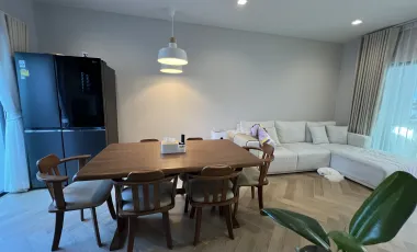 Casa adosada en alquiler de 4 habitaciones en Prawet, Bangkok