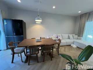 出租 4 卧室 联排别墅 在 Prawet, 曼谷