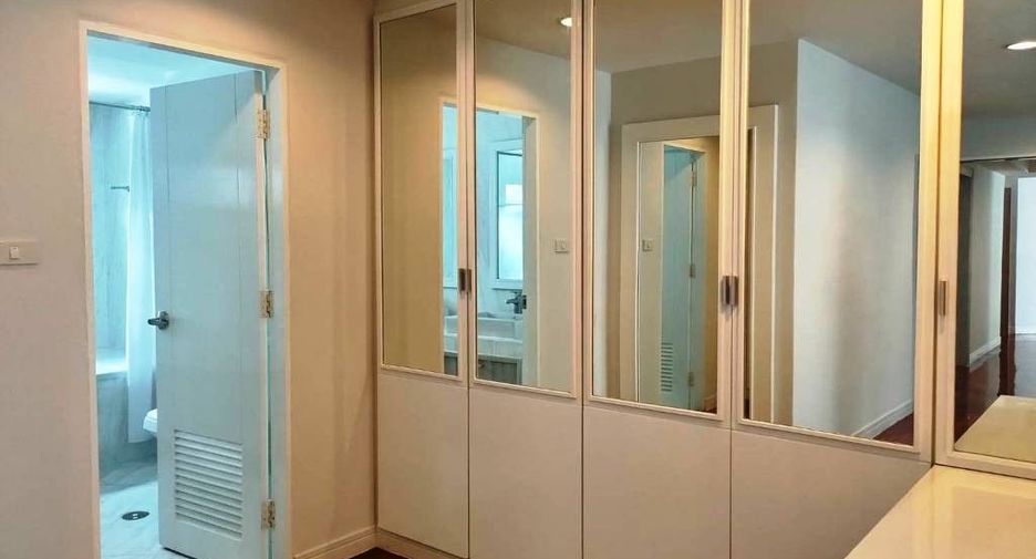 For rent 4 bedrooms condo in Khlong Toei, Bangkok