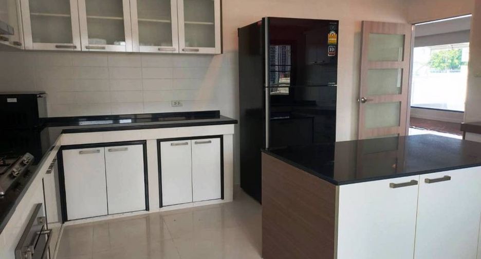 For rent 4 bedrooms condo in Khlong Toei, Bangkok