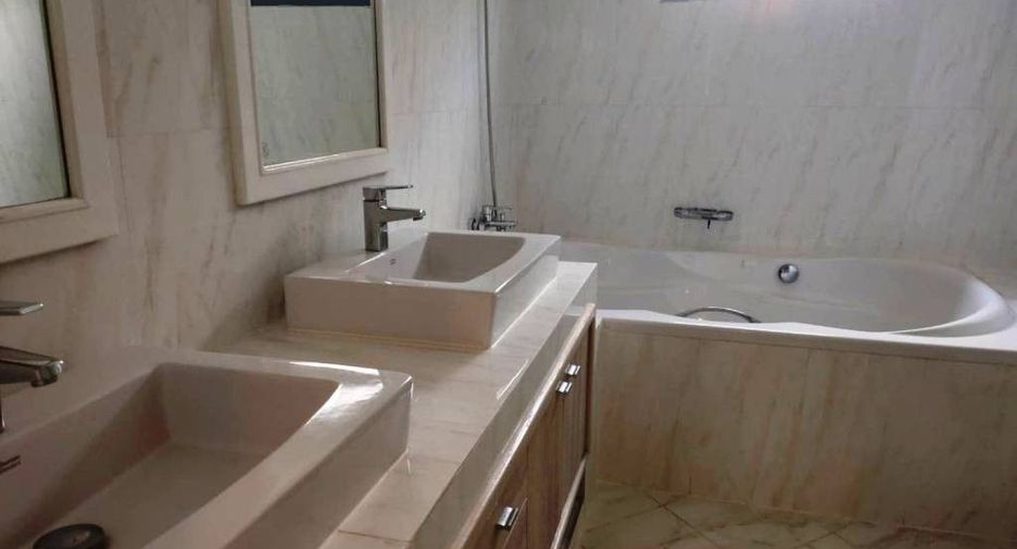 For rent 4 bedrooms condo in Khlong Toei, Bangkok