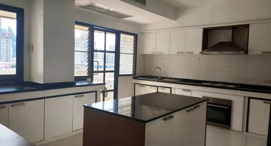 Condo en alquiler de 4 habitaciones en Khlong Toei, Bangkok